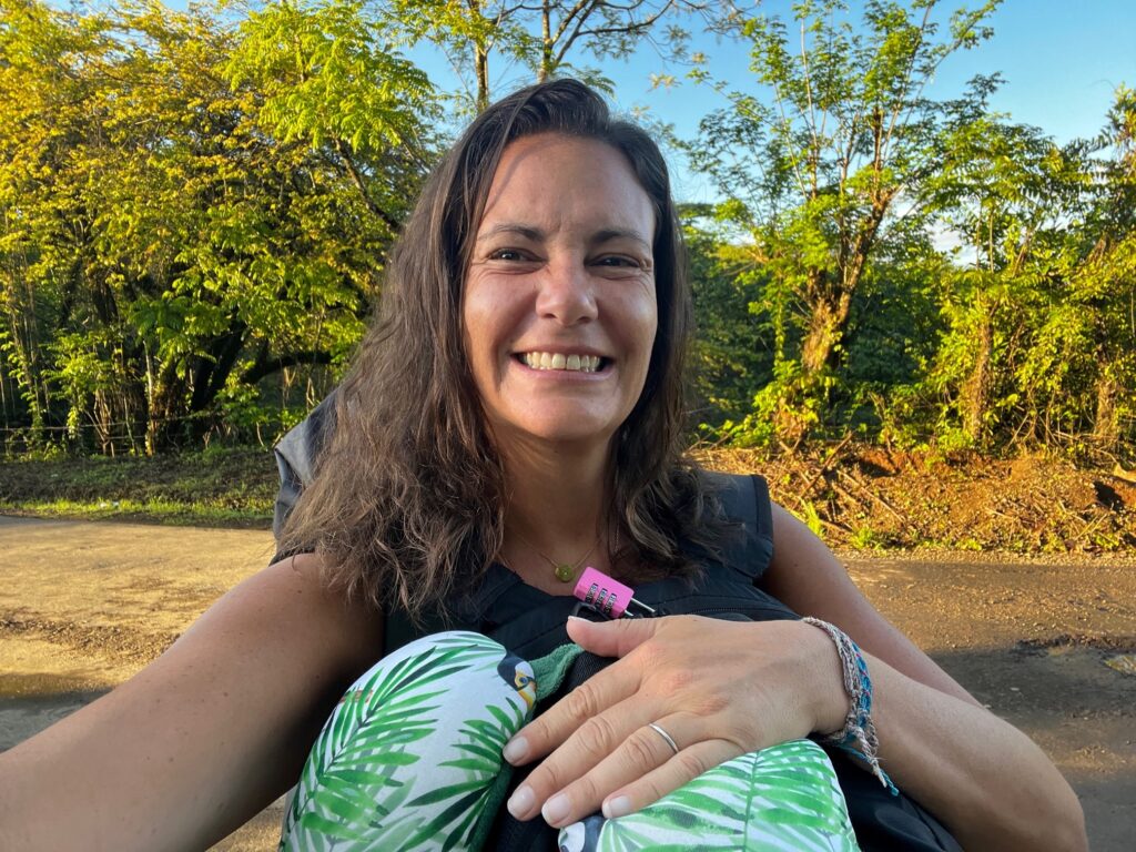 Selfie fille avec son sac-à-dos