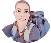 Fille portant un sac à dos de voyage