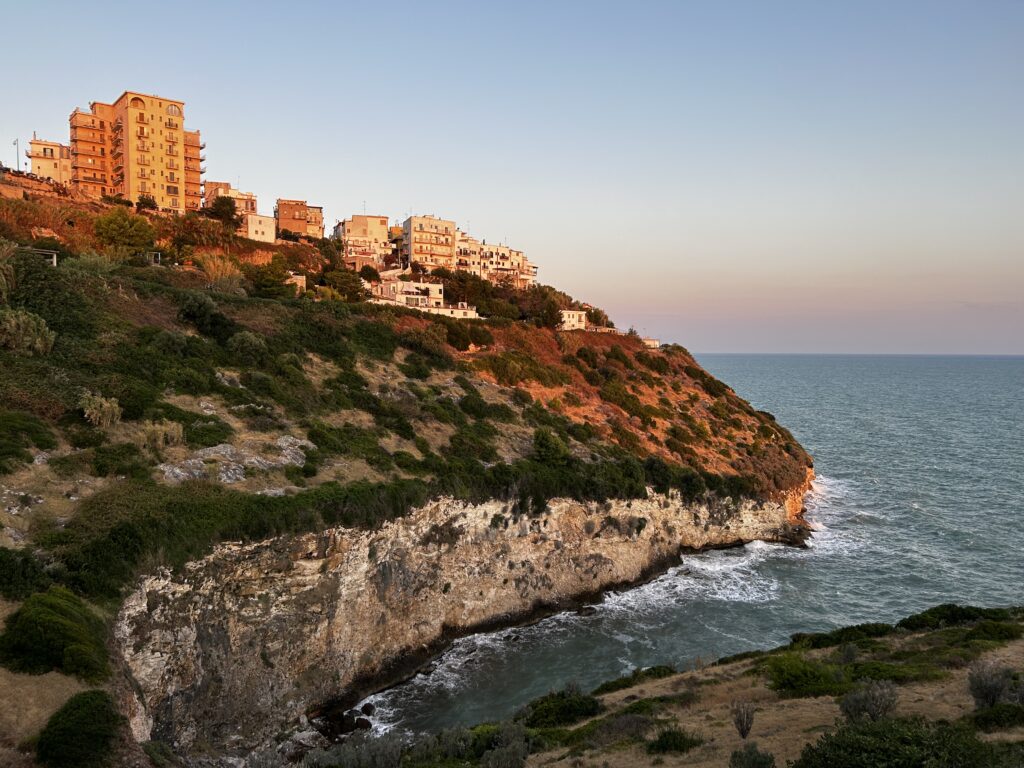 Vue sur les falaises et la mer à Peschici dans les Pouilles