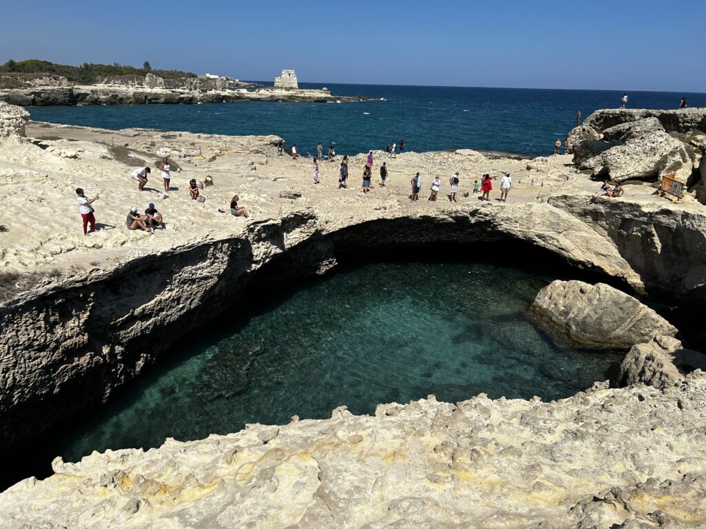 Vue sur Poetry Cave et la mer dans les Pouilles en Italie