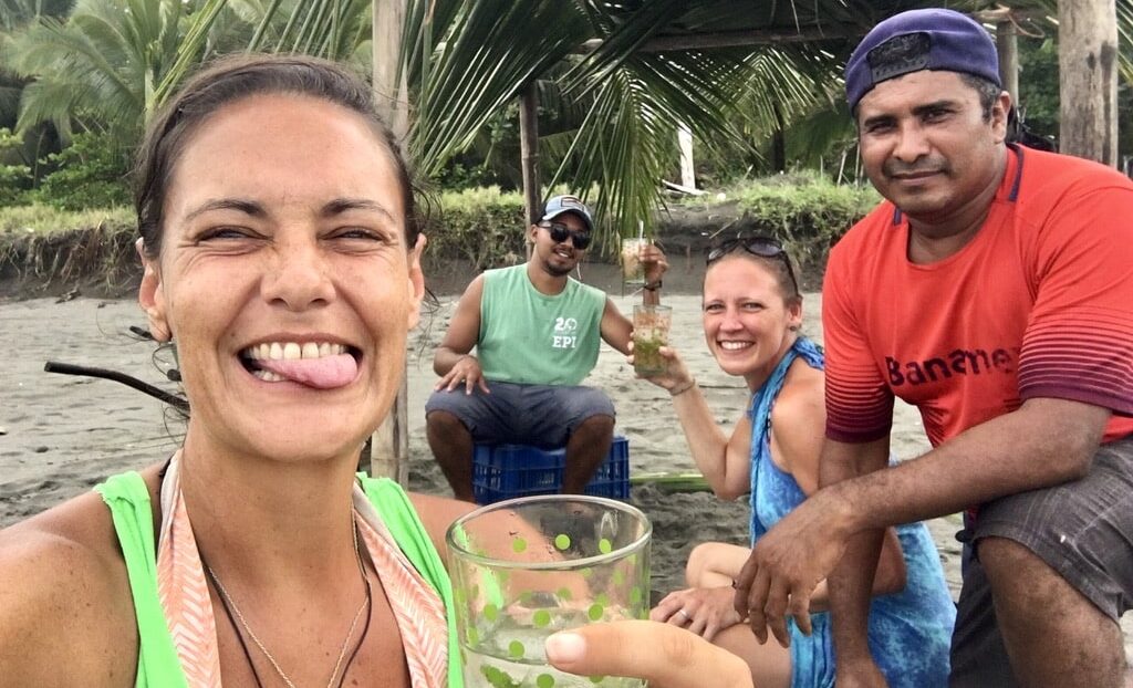 Destination voyage : Groupe sur une plage au Costa Rica