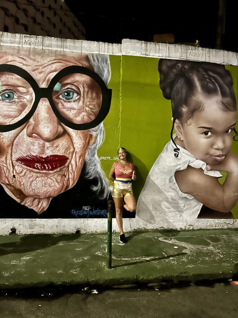 Voyageuse devant une fresque Santa Teresa Rio de Janeiro