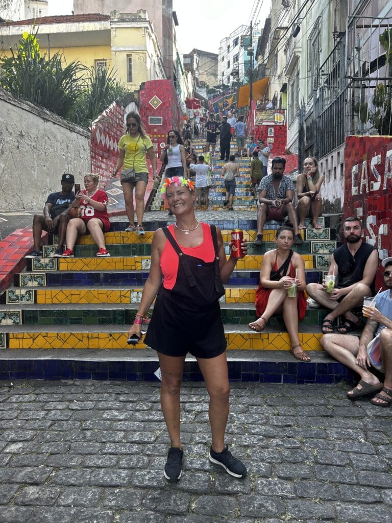 Voyageuse devant les escaliers de Selarón pendant le carnaval de Rio