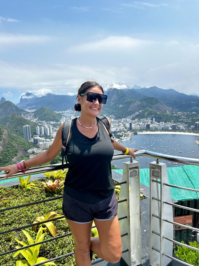 Voyageuse solo en haut du Pao de Azucar à Rio