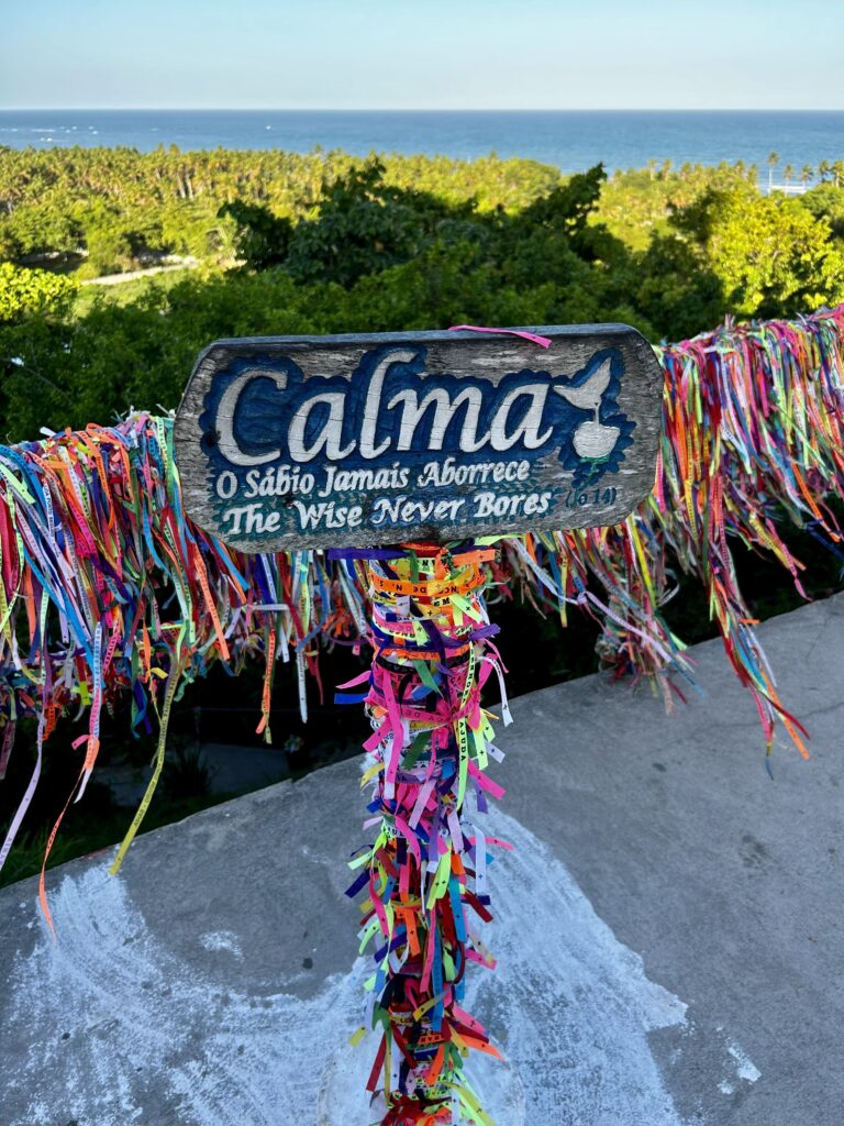 Bracelets brésiliens colorés sur belvédère Arraial d'Ajuda Brésil